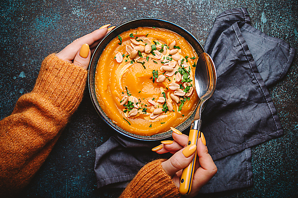포토 JPG 해외이미지 그릇 손 호박 신체부위 하이앵글 숟가락 잡기 단호박수프 해외202310 해외포토 식기 뷰포인트 채소 모션 수저 사람 수프 파일형식