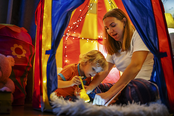 포토 JPG 해외이미지 백인 라이프스타일 여자 교육 행복 어린이 컨셉 2 장난 가족 놀이 엄마 주택 함께함 실내 텐트 웃음 사람 소년 두명 빛 학습 부모 뷰티 어둠 기쁨 침실 방 침대 램프 손전등 야간 담요 문학 취침시간 해외202310 해외포토 자연요소 서양인 남자 감정 가구 관계 조명 표정 캠핑도구 내부 건물 생활 파일형식