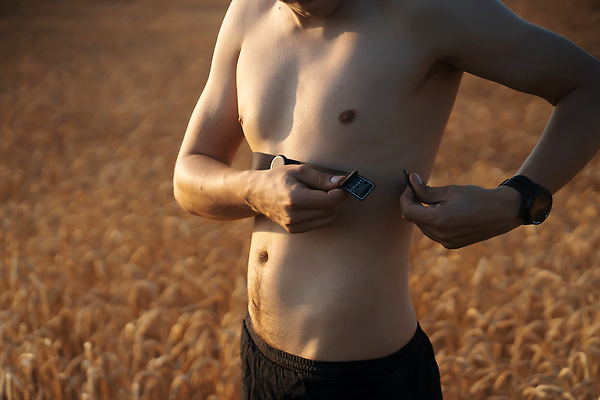 포토 JPG 해외이미지 백인 모델 라이프스타일 남자 스포츠 신체 건강 한명 사람 성인 야외 달리기 조깅 운동 뷰티 모니터 일몰 시골 맥박 저녁 스마트 손목시계 연습 속도 근육질 타이머 달리기선수 리듬 운동가 제어 웨어러블 해외202310 해외포토 서양인 1 시계 컨셉 장신구 의학 모션 근육 생활 컴퓨터 노을 야간 몸매 육상선수 파일형식