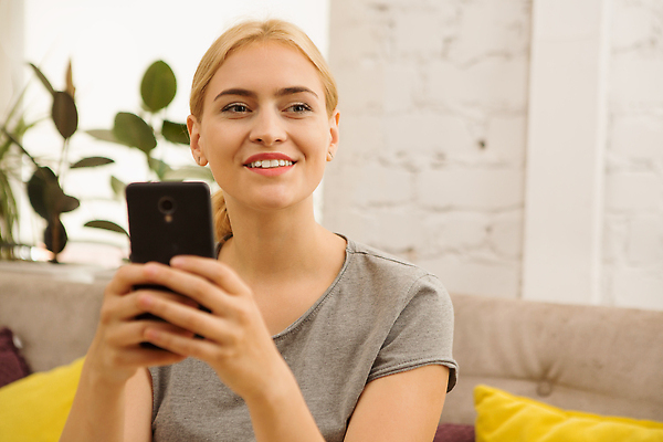 포토 JPG 해외이미지 학생 라이프스타일 여자 감정 생각 아침 모바일 휴식 세포 한명 사람 스마트폰 청춘 뷰티 귀여움 식당 카페 표현 도시 아침식사 연결 만족 대학교 주말 부름 카페테리아 소셜 셀룰러 해외202310 해외포토 주간 1 컨셉 학교 모션 생활 핸드폰 스마트기기 상점 식사 파일형식