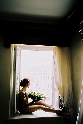 포토 JPG 해외이미지 백인 1 헤어스타일 드레스 꽃 꽃다발 결혼 신발 창문 결혼식 실내 한명 앉기 건물 옆모습 커튼 오픈 닫기 하이힐 배려 혼자 해외202310 해외포토 서양인 식물 건축물 옷 구두 뷰포인트 모션 사람 이벤트 내부 여성화 파일형식