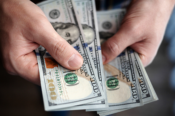 포토 JPG 해외이미지 무료이미지 손 지폐 돈 들기 신체부위 달러 해외202310 해외포토 모션 사람 재산 파일형식 무료콘텐츠