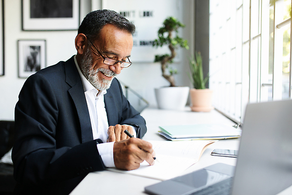 포토 JPG 해외이미지 노년 남자 화분 한명 앉기 정장 상반신 옆모습 노트북 실버라이프 사무실 공책 기록 업무 비즈니스맨 책상 실버취업 노인남자한명만 해외202310 해외포토 1 라이프스타일 옷 뷰포인트 가구 비즈니스 모션 문구용품 사람 성인 전자제품 구직 작업 직장인 남자한명만 노인남자만 파일형식