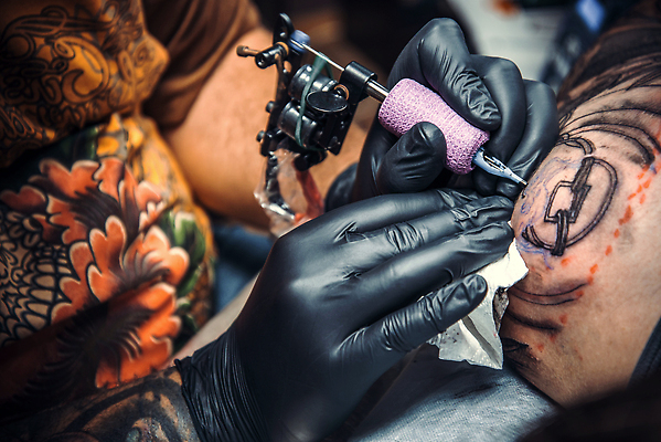 포토 JPG 해외이미지 감정 문화 장갑 신체 잉크 두명 상점 기계 총 업무 닫기 문신 고객 집중 피부 묘사 주인 방법 스타일 해외202310 해외포토 잡화 무기 컨셉 모션 사람 신체부위 작업 파일형식