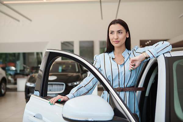 포토 JPG 해외이미지 교통시설 자동차 한명 운전 우아함 구매 고객 보험 대여 자동 안락 해외202310 해외포토 1 육상교통 교통 컨셉 모션 사람 쇼핑 시설 파일형식