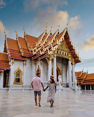 포토 JPG 해외이미지 전신 원피스 여자 남자 불교 맨발 하늘 사랑 성인 두명 뒷모습 걷기 손잡기 사찰 방콕 성인만 해외202310 해외포토 옷 감정 종교 뷰포인트 종교건축 모션 발 태국 사람 파일형식