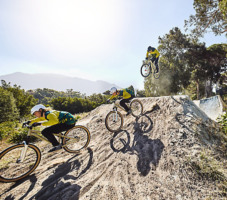 포토 JPG 해외이미지 전신 나무 남자 하늘 산 성인 옆모습 세명 달리기 태양 자전거 점프 자유 숲 익스트림스포츠 속도 성인남자만 해외202310 해외포토 자연요소 식물 스포츠 뷰포인트 컨셉 모션 사람 바이크 남자만 성인만 파일형식