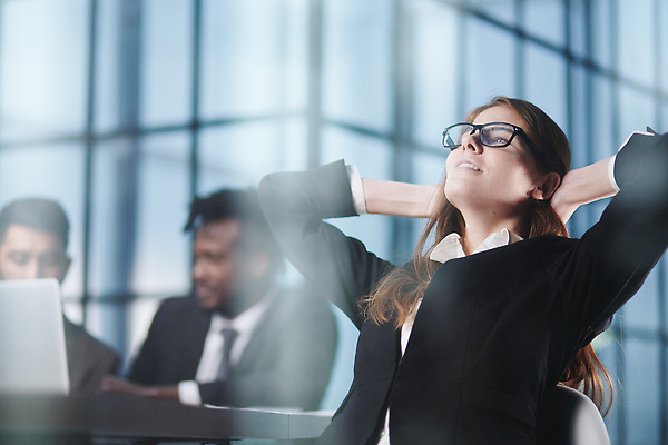 포토 JPG 해외이미지 직업 여자 행복 안경 생각 비즈니스 청소년 성공 휴식 실내 관리 한명 사람 성인 세명 노트북 사무실 침묵 꿈 자유 업무 비즈니스우먼 편안함 종업원 책상 경영자 긍정 교차 경영 단절 양발 프리랜서 혼자 해외202310 해외포토 1 잡화 감정 가구 컨셉 내부 전자제품 소리 작업 직장인 감각 리더 파일형식