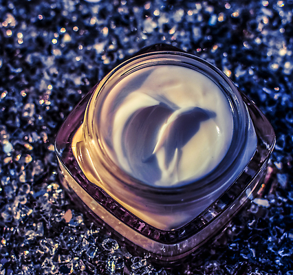 포토 JPG 해외이미지 근접촬영 사람없음 반짝임 고급 피부관리 스킨케어 기초화장품 보라색배경 수분크림 해외202310 해외포토 뷰포인트 백그라운드 컨셉 모션 뷰티 보라색 화장품 파일형식