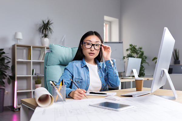 포토 JPG 해외이미지 여자 화분 안경 화초 의자 책장 한명 앉기 상반신 성인 앞모습 태블릿 사무실 펜 모니터 공책 키보드 마우스 스마트 책상 연필꽂이 두루마기 테이크아웃컵 성인여자한명만 해외202310 해외포토 식물 1 잡화 뷰포인트 가구 컨셉 비즈니스 모션 문구용품 사람 컵 전자제품 스마트기기 컴퓨터 필기구 컴퓨터용품 여자한명만 성인여자만 파일형식