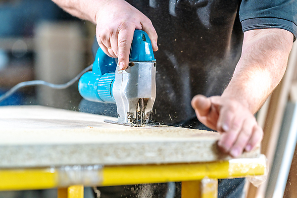 포토 JPG 해외이미지 직업 손 남자 산업 조각 가구 탁자 노동자 주택 안전 사람 사람없음 목재 금속 기계 장비 수확 공구 업무 작업실 수리 널 자르기 천 목수 날카로움 목공예 잡동사니 건축업자 공예가 수목 작업대 조작 톱밥 톱질 핸드메이드 해외202310 해외포토 나무 건축 생활용품 농업 재료 모션 재질 건물 신체부위 도구 직물 작업 가루 공예 파일형식