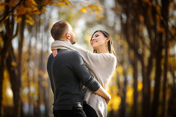 포토 JPG 해외이미지 백인 커플 공원 행복 2 관계 포옹 자연 남편 함께함 사랑 사람 동양인 성인 야외 두명 세로 뷰티 낭만 가을 춤 아내 날짜 카피스페이스 혼혈 해외202310 해외포토 서양인 계절 공공시설 감정 컨셉 안기 문화예술 인종 공백 생태계 다문화 파일형식