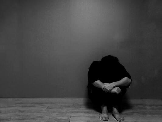 포토 JPG 해외이미지 행복 바닥 흑백 서기 앉기 사람없음 목재 검은색 사진촬영 회색 흰색 안락 해외202310 해외포토 나무 감정 컬러 컨셉 재료 모션 촬영기법 촬영 파일형식