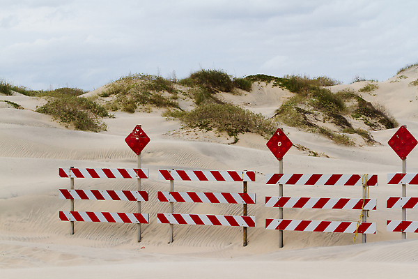 포토 JPG 해외이미지 도로 모래 섬 겨울 교통시설 자연 휴가 경고 사람없음 빨간색 여행객 미국 흰색 모래언덕 언덕 사인 도로표지판 지형 텍사스 해외202310 해외포토 계절 길 컬러 교통 북아메리카 사람 표지판 시설 생태계 파일형식