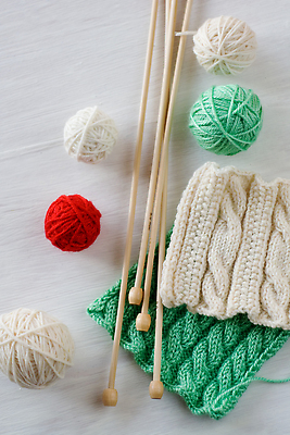 포토 JPG 해외이미지 백그라운드 패턴 공 취미 사람없음 목재 빨간색 초록색 흰색 바늘 뜨개질 실 많음 해외202310 해외포토 나무 컬러 컨셉 무늬 재료 도구 파일형식