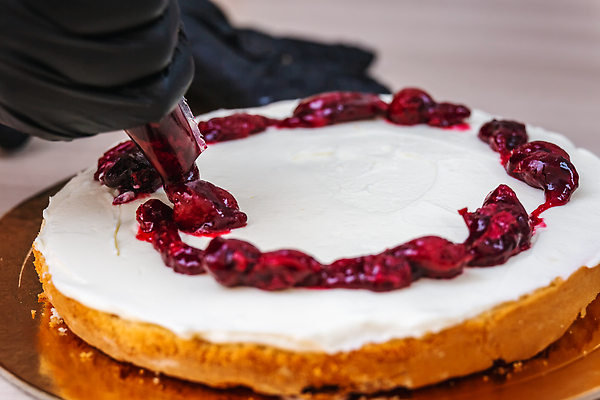 포토 JPG 해외이미지 접시 손 열매 조각 재료 부분 디저트 유제품 기념 건강 사람없음 장식 빨간색 케이크 주방 우유 축하 대접 신선 생일 체리 칼 달콤 맛 아침식사 잼 설탕 굽기 크림 코코넛 레시피 건강식 스펀지 벨로루시 짜기 페스츄리 핸드메이드 맛있는 스펀지케이크 해외202310 해외포토 식물 식기 기념일 음식 빵 컬러 컨셉 과일 모션 신체부위 식사 소스_음식 구이 파일형식