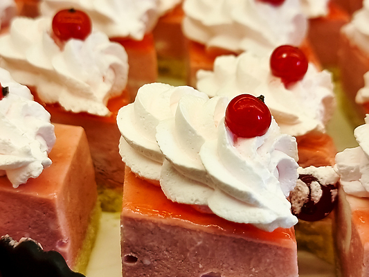 포토 JPG 해외이미지 사람없음 장식 체리 조각케이크 크림 블루베리 일렬 뷔페 해외202310 해외포토 과일 케이크 파일형식