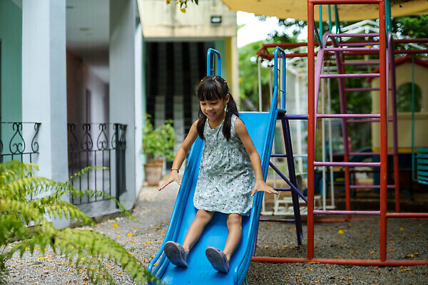 포토 JPG 해외이미지 라이프스타일 공원 딸 행복 감정 어린이 포즈 장난 학교 놀이 건강 한명 미소 웃음 앉기 야외 여름 봄 기쁨 장비 게임 최고 미끄럼틀 놀이터 그네 흥분 긍정 결백 해외202310 해외포토 1 계절 공공시설 교육 컨셉 가족 모션 표정 사람 생활 놀이기구 파일형식
