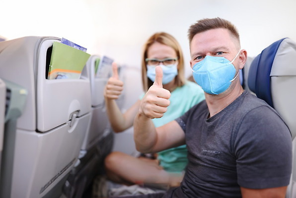 포토 JPG 해외이미지 응시 남자 안경 어린이 여행 컨셉 가족 교통시설 휴가 휴식 건강 가면 두명 여행객 엄지손가락 최고 뉴스 아빠 바이러스 보호 공항 항공 긍정 감염 착륙 방식 코로나바이러스 락다운 해외202310 해외포토 시선 잡화 교통 손가락 관계 사람 시설 파일형식