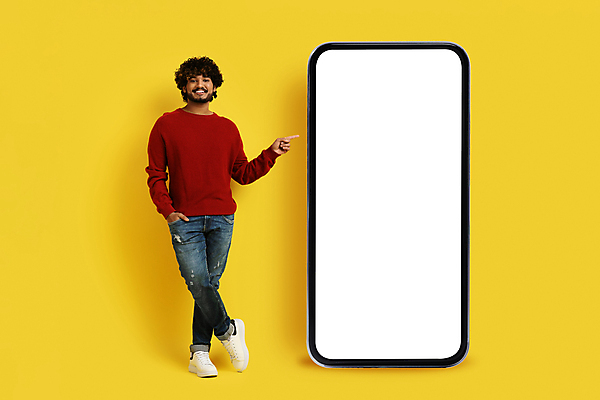 포토 JPG 해외이미지 전신 남자 백그라운드 한명 서기 성인 스마트폰 노란색 스크린 가리킴 주머니손 목업 성인남자한명만 카피스페이스 해외포토 1 컬러 모션 사람 손짓 핸드폰 스마트기기 공백 남자한명만 성인남자만 파일형식