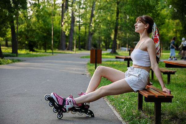 포토 JPG 해외이미지 나무 공원 스포츠 여행 다이어트 벤치 장난 자연 아침 날씨 휴가 휴식 기술 따뜻함 피곤 한명 사람 앉기 경사 잔디 취미 여름 빛 학습 태양 우주 봄 산책 판넬 보행로 롤러블레이드 그늘 연습 열정 해외202310 해외포토 주간 자연요소 식물 1 계절 공공시설 교육 감정 길 컨셉 의자 모션 건강 생태계 파일형식