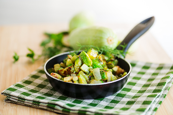 포토 JPG 해외이미지 접시 계절 음식 조각 백그라운드 다이어트 채소 탁자 양파 건강 요리 사람없음 목재 초록색 여름 주방 식사 저녁식사 튀김 시골 뜨거움 고명 맛 찌개 굽기 먹기 허브 향신료 속도 메뉴 준비 매움 슬라이스 레시피 스쿼시 점심식사 주키니 채식주의자 핸드메이드 맛있는 해외202310 해외포토 나무 식물 식기 스포츠 컬러 가구 컨셉 재료 모션 구기 구이 채식 향미료 파일형식