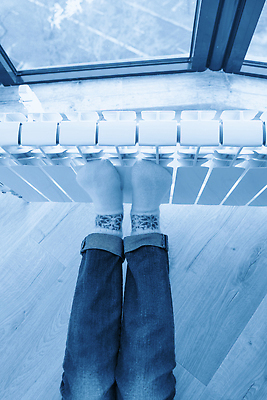 포토 JPG 해외이미지 여자 컬러 겨울 창문 가정 발 휴식 양말 아파트 주택 실내 따뜻함 사람 사람없음 내부 파란색 기계 방 장비 에너지 추위 흰색 뜨거움 난방기 시스템 난방 온도 양모 라디에이터 제어 안락 해외202310 해외포토 계절 컨셉 건물 신체부위 직물 난방용품 파일형식