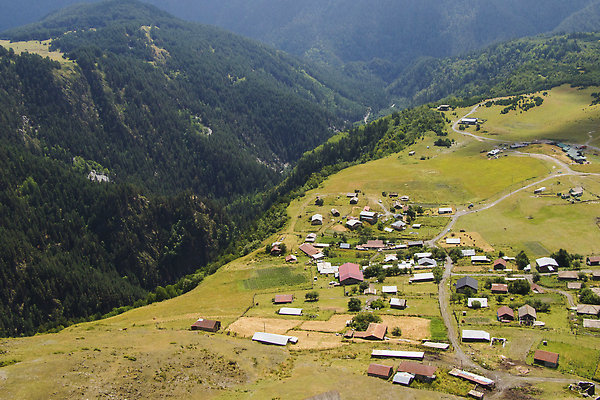 포토 JPG 해외이미지 백인 도로 여행 백그라운드 자연 하늘 산 주택 파노라마 풍경 사람없음 야외 건물 여름 뷰티 여행객 마을 계곡 바위 시골 역사 숲 언덕 지역 타운 내추럴 랜드마크 옛날 조지아 해외202310 해외포토 서양인 건축물 계절 길 교통시설 촬영기법 사람 돌_바위 도시 생태계 동유럽 파일형식