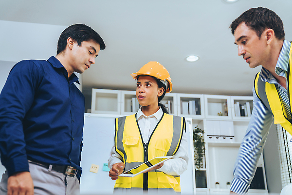 포토 JPG 해외이미지 여자 남자 회의 협력 책장 상반신 성인 옆모습 세명 사무실 직장인 엔지니어 안전모 화이트보드 안전조끼 성인만 해외202310 해외포토 직업 뷰포인트 가구 비즈니스 사람 기술자 헬멧 안전장비 파일형식