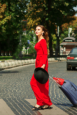 포토 JPG 해외이미지 전신 백인 응시 여자 행복 여행 휴가 거리 한명 성인 옆모습 빨간색 여행객 걷기 여행가방 도시 우아함 성인여자한명만 해외202310 해외포토 서양인 1 시선 감정 뷰포인트 컬러 컨셉 가방 모션 사람 여자한명만 성인여자만 파일형식