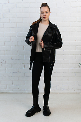 포토 JPG 해외이미지 백인 모델 디자인 드레스 옷 남자 백그라운드 겨울 실내 한명 사람없음 뷰티 유행 상점 금속 검은색 재킷 수확 흰색 청바지 직물 클래식 우아함 가죽 그림 무거움 지퍼 소매 T 재단 고립 바이크레이서 부티크 옛날 스타일 해외202310 해외포토 서양인 1 알파벳 계절 컬러 컨셉 농업 바지 재질 사람 내부 외투 무게 파일형식