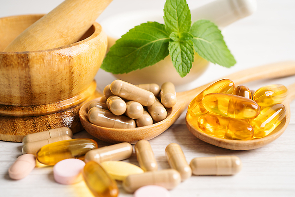 포토 JPG 해외이미지 건강 사람없음 알약 약 숟가락 허브 유기농 절구 절구방아 해외202310 해외포토 식물 웰빙 의학 수저 도구 파일형식