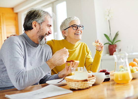 포토 JPG 해외이미지 백인 라이프스타일 커플 여자 노년 남자 행복 커피 음료 음식 과일 가정 가족 탁자 아침 남편 주택 함께함 실내 건강 사랑 미소 사람 앉기 성인 두명 컵 주방 식사 아내 아침식사 은퇴 먹기 선배 옛날 해외202310 해외포토 주간 서양인 식기 감정 가구 컨셉 관계 모션 표정 내부 건물 생활 파일형식