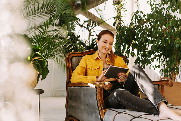 포토 JPG 해외이미지 식물 백인 1 라이프스타일 여자 행복 인터넷 통신 모바일 휴식 주택 실내 한명 미소 사람 앉기 성인 컴퓨터 소파 뷰티 알약 디지털 교사 헤드폰 터치 잡기 가르침 무선전화기 온라인 패드 거짓말 고립 해외202310 해외포토 서양인 직업 교육 감정 음향기기 컨셉 의자 모션 표정 내부 건물 생활 전자제품 약 전화기 파일형식