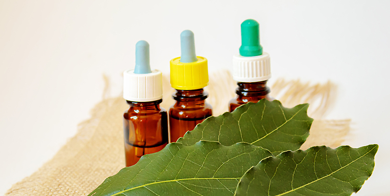 포토 JPG 해외이미지 나뭇잎 사람없음 아웃포커스 오일 아로마테라피 내추럴 에센스 오일병 해외202310 해외포토 음식 잎 촬영기법 화장품 테라피 파일형식