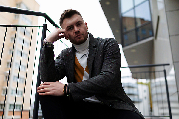 포토 JPG 해외이미지 백인 직업 학생 남자 인터넷 비즈니스 거리 한명 정장 성인 야외 노트북 컴퓨터 도시 업무 비즈니스맨 기자 뉴스 마이크 프리랜서 해외202310 해외포토 서양인 1 옷 음향기기 사람 전자제품 작업 직장인 파일형식