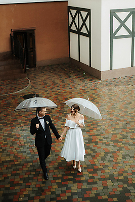 포토 JPG 해외이미지 전신 공원 여자 남자 행복 웨딩드레스 결혼 우산 신혼부부 들기 정장 성인 두명 앞모습 마주보기 걷기 손잡기 기쁨 비 성인만 해외202310 해외포토 자연요소 부부 드레스 옷 공공시설 감정 뷰포인트 모션 날씨 사람 이벤트 신혼 파일형식