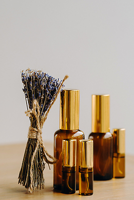 포토 JPG 해외이미지 사람없음 감성 라벤더 드라이플라워 공병 나무책상 에센스 짚끈 카피스페이스 해외202310 해외포토 꽃 컨셉 목재 화장품 공백 끈 허브 책상 병_담는 파일형식