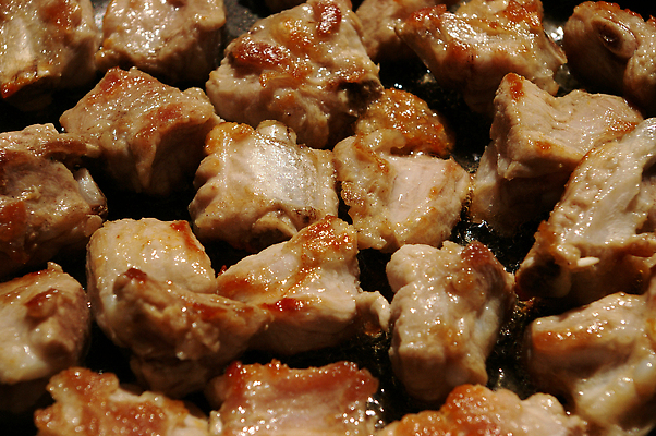 포토 JPG 해외이미지 접시 음식 컬러 조각 재료 뼈 육류 돼지고기 요리 사람없음 빨간색 주방 식당 식사 저녁식사 튀김 뜨거움 프라이팬 닫기 그릴 자르기 갈비뼈 바비큐립 점심식사 단백질 해로움 맛있는 해외202310 해외포토 식기 컨셉 식재료 모션 주방용품 상점 바비큐 영양소 파일형식