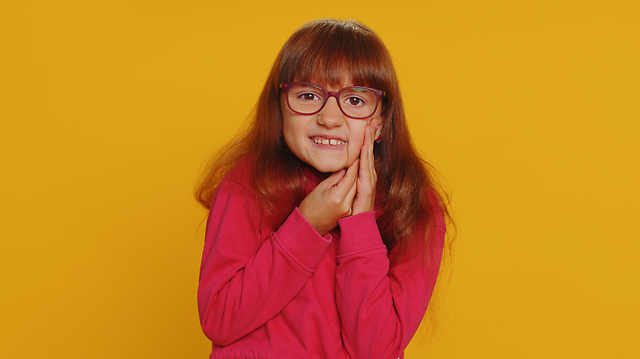 포토 JPG 해외이미지 백인 여학생 여자 딸 안경 어린이 학교 실내 치과 한명 사람 10대 고통 터치 아기 입 구멍 찡그림 치아 질병 상처 부식 치과의사 문제 턱 걸음마 노란배경 멍청이 썩음 염증 치통 해외202310 해외포토 서양인 1 학생 잡화 교육 감정 백그라운드 의학 가족 모션 청소년 표정 병원 내부 신체부위 노란색 의사 소화기관 파일형식