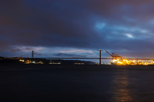 포토 JPG 해외이미지 구름 실루엣 유럽 산업 여행 교통시설 하늘 전등 풍경 사람없음 야외 물 강 기둥 도시 고속도로 기름 야간 저녁 포르투갈 기중기 타운 랜드마크 리스본 신앙심 해외202310 해외포토 자연요소 건축 나라 도로 음식 교통 조명 촬영기법 중장비 시설 파일형식