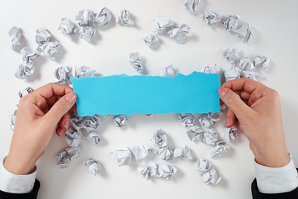 포토 JPG 해외이미지 무료이미지 손 종이 사람없음 잡기 쓰레기 구김 종이뭉치 해외202310 해외포토 모션 신체부위 뭉치 파일형식 무료콘텐츠