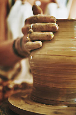 포토 JPG 해외이미지 손 행복 신체부위 반지 도자기 작업실 진흙 도예가 해외202310 해외포토 직업 감정 장신구 사람 파일형식