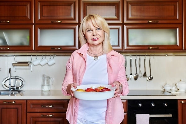 포토 JPG 해외이미지 백인 1 라이프스타일 접시 응시 여자 행복 할머니 얼굴 음식 50대 컨셉 다이어트 주택 실내 건강 요리 한명 사람 성인 내부 금발 뷰티 주방 식사 흰색 사과 준비 긍정 옛날 채식주의자 해외202310 해외포토 서양인 헤어스타일 식기 시선 노년 감정 컬러 중년 과일 건물 생활 신체부위 채식 파일형식