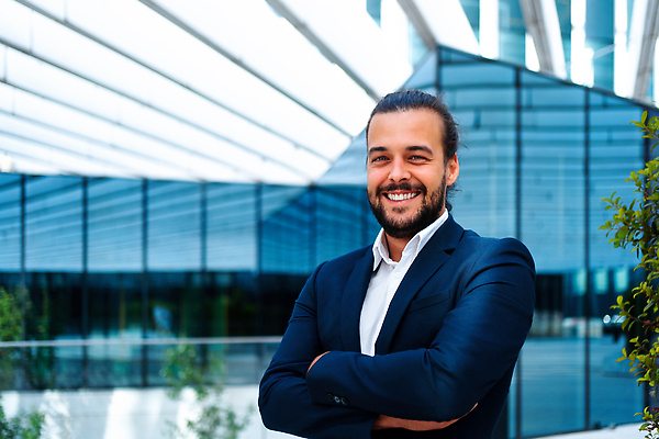 포토 JPG 해외이미지 백인 직업 남자 행복 컨셉 회사 비즈니스 CEO 사업가 성공 노동자 수염 거리 한명 서기 미소 사람 정장 성인 야외 건물 사무실 도시 비즈니스맨 자신감 경영자 옷입기 긍정 예복 히스패닉 변호사 경영 해외202310 해외포토 서양인 1 건축물 옷 감정 모션 표정 직장인 리더 파일형식