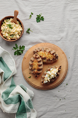 포토 JPG 해외이미지 접시 음식 핀란드 요리 사람없음 갈색 쿠키 계란 식사 저녁식사 흰색 신선 맛 아침식사 굽기 페스츄리 호밀 맛있는 해외202310 해외포토 식기 빵 컬러 컨셉 디저트 곡류 북유럽 알 구이 파일형식