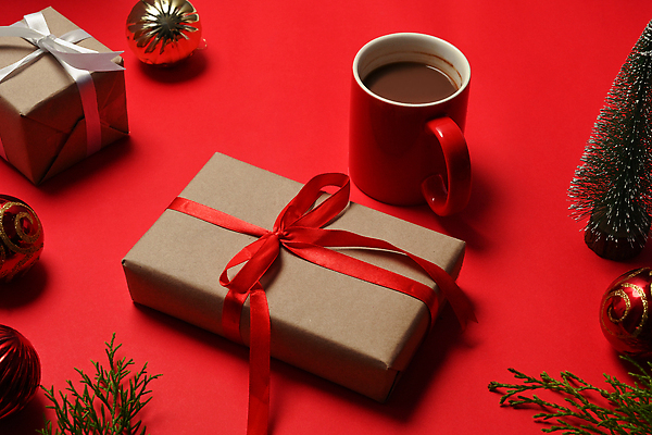 포토 JPG 해외이미지 백그라운드 크리스마스 사람없음 빨간색 선물상자 머그컵 오브젝트 솔잎 코코아 트리모양 오너먼트 해외202310 해외포토 모양 기념일 음료 컬러 잎 크리스마스장식 선물 컵 상자 크리스마스트리 파일형식