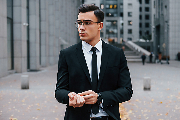 포토 JPG 해외이미지 응시 남자 안경 단추 한명 정장 상반신 성인 앞모습 도시 직장인 비즈니스맨 스마트 정리 단추잠그기 스마트워치 성인남자한명만 해외포토 직업 1 시선 잡화 옷 뷰포인트 컨셉 비즈니스 모션 사람 스마트기기 웨어러블 남자한명만 성인남자만 파일형식