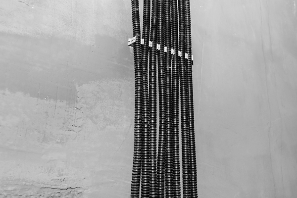 포토 JPG 해외이미지 직업 산업 선 벽 백그라운드 새로움 아파트 주택 실내 안전 사람없음 내부 건물 금속 힘 방 장비 회색 에너지 흰색 업무 네트워크 수리 연결 플라스틱 천장 질감 파이프 철사 호스 설치 전압 콘크리트 공급 배선 해외202310 해외포토 건축물 컬러 컨셉 재질 한자 작업 파일형식