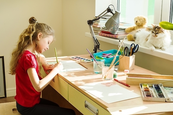 포토 JPG 해외이미지 백인 학생 여자 교육 행복 종이 어린이 컬러 학교 탁자 주택 실내 창조 미술 한명 미소 사람 앉기 취미 학습 뷰티 페인트 기록 붓 업무 작업 그리기 팔레트 그림 예술가 캔버스 화가 초보 해외202310 해외포토 서양인 직업 1 감정 가구 모션 문화예술 표정 내부 건물 파일형식